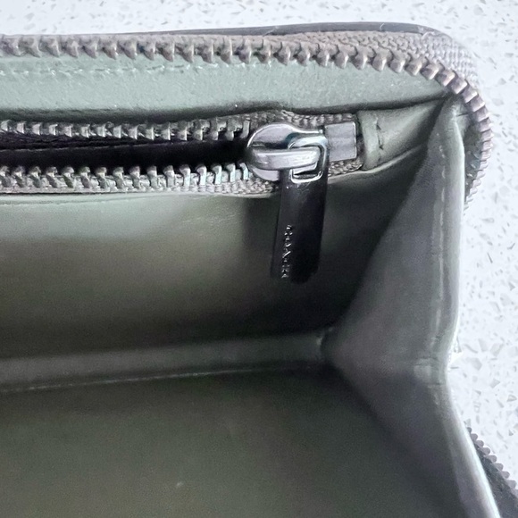 Coach Large Wallet EUC Olive Color Womens Clutch - Picture 11 of 15